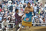 靖国神社奉納大相撲 土俵入りする宇良関（2017年4月撮影）