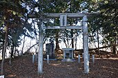 軍刀利神社元社（熊倉山と三国山の中間）