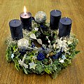 Advent, Advent, ein Loch im Hemd – erst eins, dann zwei, dann drei, dann vier, dann stehst du nackig vor der Tür