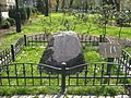 Polski: Głaz narzutowy w Parku Ratuszowym. Čeština: Bludný balvan v Radničních sadech. English: Glacial erratic in City Hall Park.