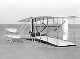 Wilbur vaurioituneessa Wright Flyer I koneessa 14. joulukuuta 1903 Kitty Hawkissa.