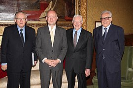 Ahtisaari (først fra venstre) med William Hague, Jimmy Carter, og Lakhdar Brahimi fra The Elders-gruppen i London, 24. juli 2013.