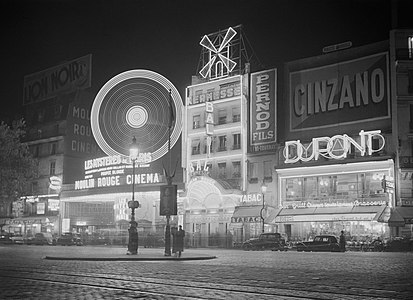 "De_Moulin_Rouge_in_Parijs_bij_avond,_Bestanddeelnr_254-5695.jpg" by User:Paris 16