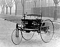 El primer automòbil del món, construït a Mannheim per Carl Benz el 1885.