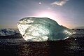 El hielo es agua sólida cristalizada, congelada. Es uno de los tres estados naturales del agua. Los otros dos estados son el estado líquido y el estado gaseoso (a 100 °C y al nivel del mar, el vapor). Por Andreas Tille.