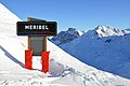 Papan selamat datang Méribel, dipasang di antara wilayah dengan resor ski Les Trois Vallées