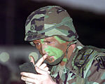 Soldat i den amerikanske hæren som målar ansiktet ikamuflasjemønster under ei militærøving i Puerto Rico i 1998.