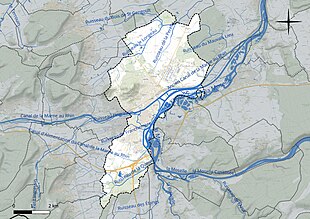 Carte en couleur présentant le réseau hydrographique de la commune