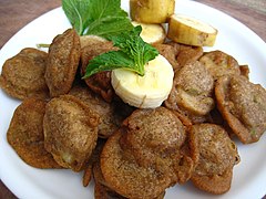 Pakora de bananes vertes trempées dans de la farine de chataigne d'eau (singhara).