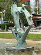 Enginyeria tèxtil (1961, rec. en bronce de 1999), de Ángel Ferrant (Pl. Ferran Casablancas, Sarrià-Sant Gervasi, Barcelona)