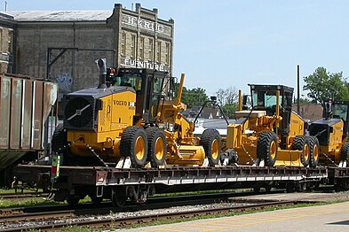 CN wagon plateforme avec des niveleuses Volvo nouvellement construites.