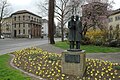 Das Denkmal der Brüder Grimm steht auf dem Brüder-Grimm-Platz.