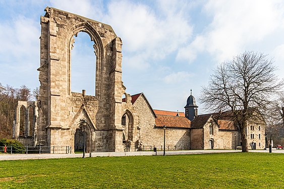 Kloster Walkenried – Blick von Westen auf die Klosteranlage mit der Ruine der Klosterkirche (links) und dem Klausurgebäude (rechts)