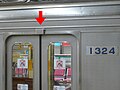 1024F（1324号車）の戸挟み検知センサー。ドア上部の赤矢印部である