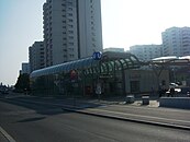 De noordelijke toegang naast het winkelcentrum.