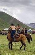 Deux hommes s'impressionnent sur le dos de chevaux