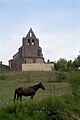 L'église vue des champs (août 2011).