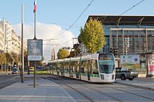 La rame Citadis 402 no 312 passe devant le Parc des expositions de la porte de Versailles