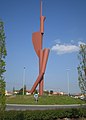 Glorieta do boulevar ronda, en Nueva Ciudad, con escultura Oteando, de Miquel Navarro, en Torrelavega.