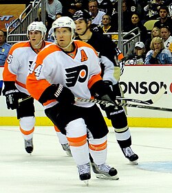 Kimmo Timonen (nro 44) NHL-seura Philadelphia Flyersin paidassa vierasottelussa Pittsburgh Penguinsia vastaan lokakuussa 2010.