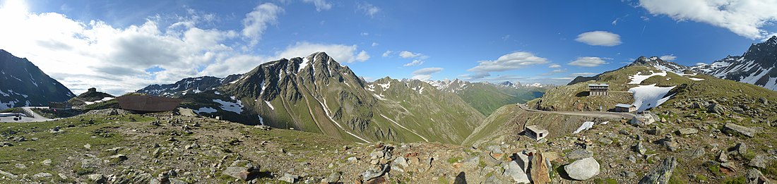 Panorama der Passhöhe des Timmelsjochs mit Rasthaus und Passmuseum (links im Bild). Die Hochalpentraße verläuft unterhalb (zu erkennen rechts und links im Bild).