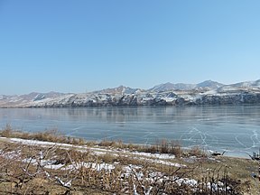 Die Yalu tussen Noord-Korea (oorkant) en die Volksrepubliek China (duskant)