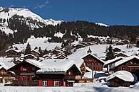 Alter Teil des Dorfes mit Blick zum Collège (Schulhaus)