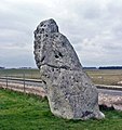 Heel stone Stonehengen sisäänkäynnin ulkopuolella tien varrella