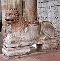 Säule und Plastik in der Kirche San Zeno Maggiore