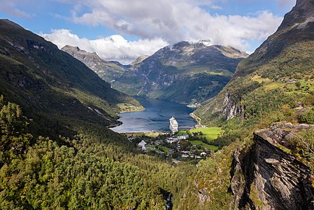 "Fiordo_de_Geiranger_desde_Flydalsjuvet,_Noruega,_2019-09-07,_DD_59.jpg" by User:Poco a poco