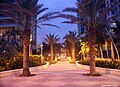 Entrada de la calle 15 y avenida Collins hacia el paseo marítimo de Miami Beach, FL