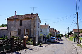 Série de maisons mitoyennes identiques.