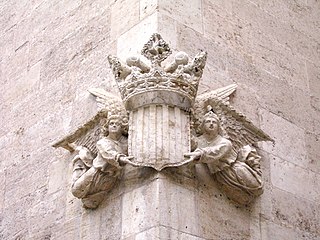 Escudo del Reino de Valencia en piedra en la Llotja de la Seda