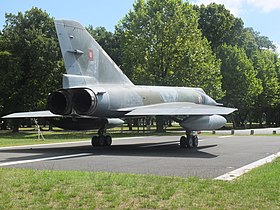 Un Mirage-IV à l'entrée de la base.