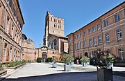 Palais archiépiscopal : cour d'honneur et vue sur la cathédrale.