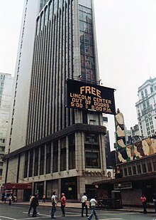 The northern side of the building as seen in 1977. The facade contains an electronic sign known as a zipper.