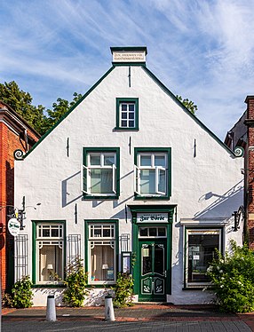 Gasthaus (‚Zur Börse‘). Giebelständiger 2-geschossiger Putzbau mit ausgebautem Dach. Alte Fenster erhalten. Älterer Ladeneinbau mit originalem Schaufenster. 1823, im Kern älter (Dachstuhl 16. Jh.).