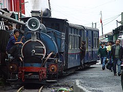 Le train traversant une rue de Darjeeling.