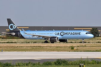 This La Compagnie A321neo has both 2 of the 4 overwing exits and doors R3/L3 plugged (seating: 76, maximum: 169).