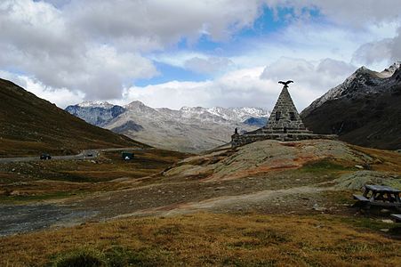 Památník v Rifugio Berni (2541 m), asi 2 km od průsmyku Gavia severním směrem