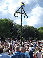 Tradisjonell feiring av svensk midsommar innebærer blant annet dans omkring majstången, en type maistang som reises omkring sankthans. Foto fra en park i Vaxholm 2008.