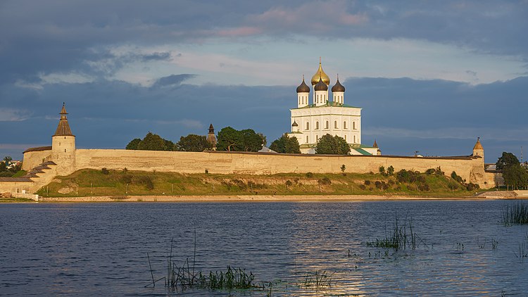 Вид на Псковский Кром перед закатом