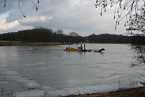 Eingefrorener Saugbagger im Obersee