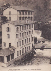 Photographie d'une ancienne usine de coutellerie. Celle-ci est construite au milieu du lit de la Durolle.