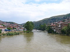 Fluss Vardar in der Nähe der Stadt Veles, Nordmazedonien