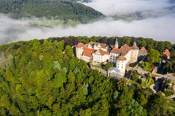 Schloss Langenburg über dem vernebelten Tal der Jagst