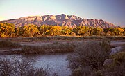 Le Río Grande au premier plan, les monts Sandia à l'arrière-plan.