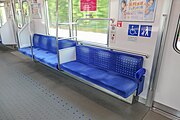 先頭車の車椅子スペース （7次車 クハ20108） 収納式座席を引き出した状態。