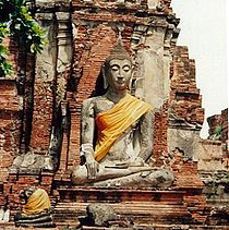 Boeddhabeeld in de oude Thaise Theravada stijl (Ayutthaya, Thailand)