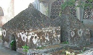 Les mausolées shirazi sont des tombes royales similaires aux sépultures à dôme de l'archipel de Lamu.